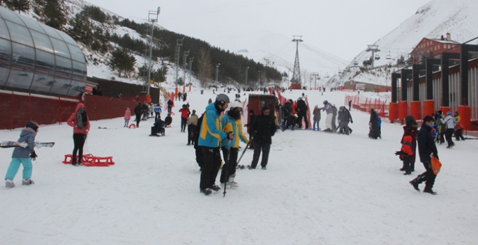 Binler Palandöken’e akın etti, pistler doldu taştı