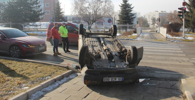 Buzlanan yolda takla attı: 1 yaralı