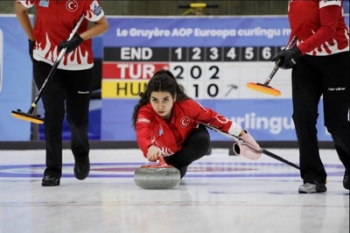 Curlingçiler zaferle dönüyor