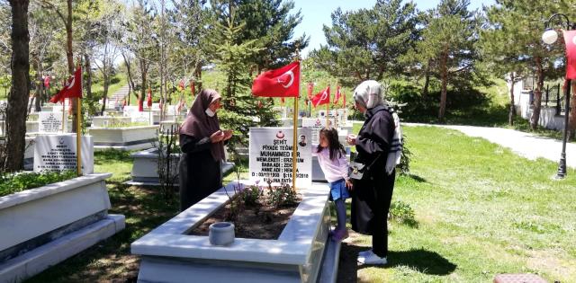 Erzurum'da şehitlere Arife ziyareti!