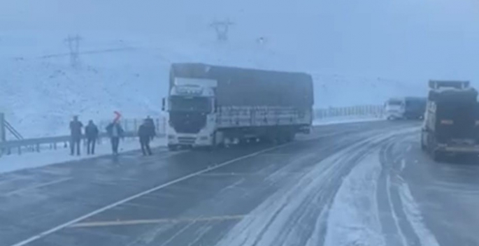 Erzurum’da yollar buz pistine döndü...