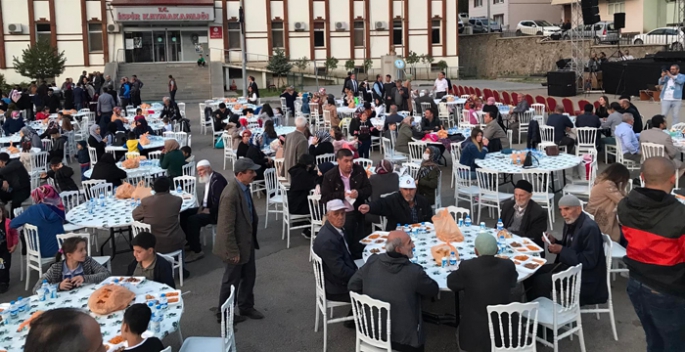 İspirliler ilçe meydanında iftarda buluştu