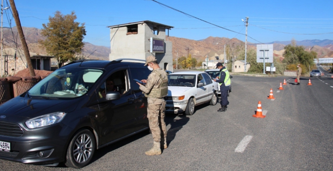 Jandarma ekipleri yol kontrollerine devem ediyor