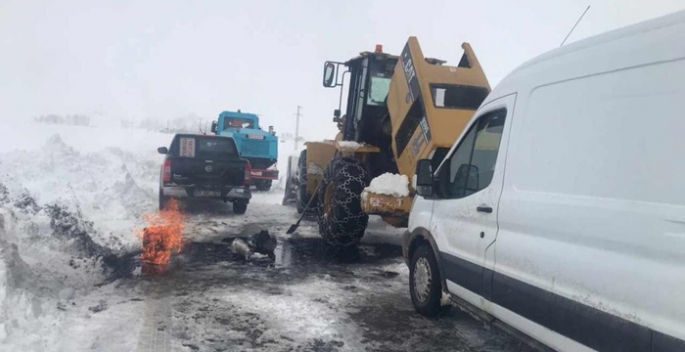 Kar ve tipi sürücülere zor anlar yaşattı