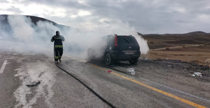 Seyir halindeki otomobil aniden alev aldı