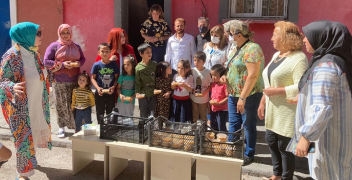 Türk Anneler Derneğinden Aşure dağıtımı