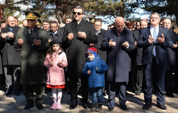 Vali Memiş, şehit yakınını yanından ayırmadı