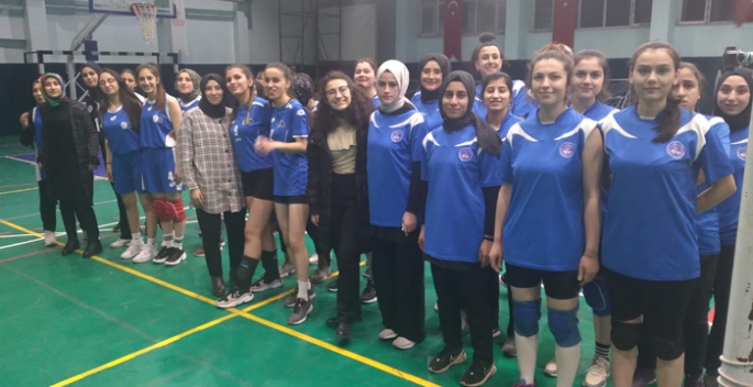 Voleybol turnuvasında coştular